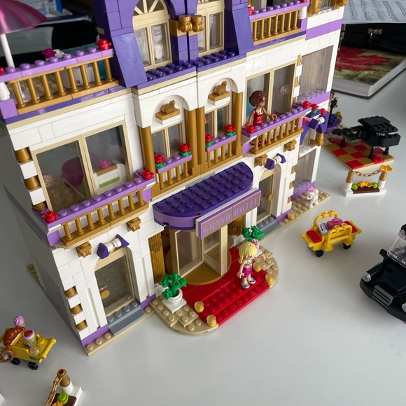 Lego Friends: Grand Hotel - Picture 3 of 13